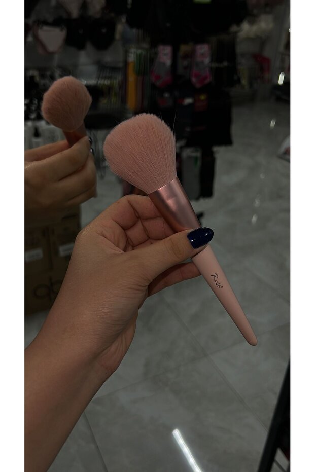 Blush And Powder Brush - 1