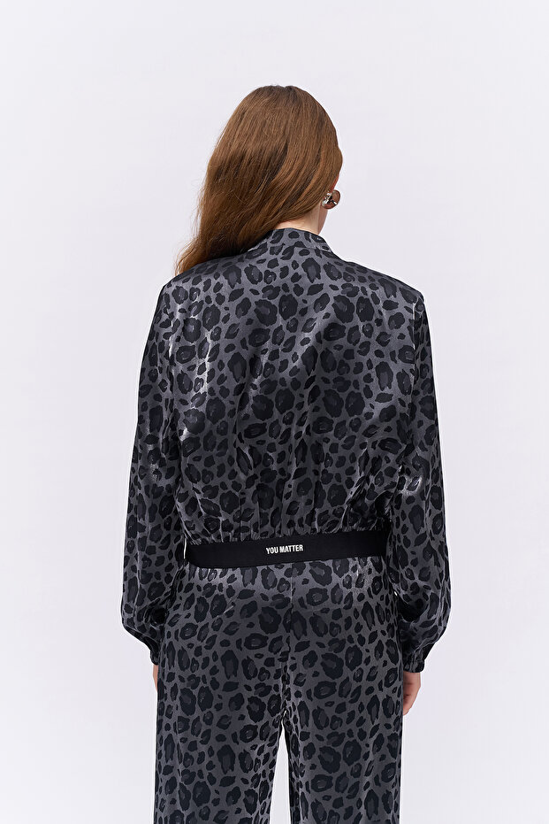 سترة سوداء بسحاب منقوشة بنقشة الفهد - 5