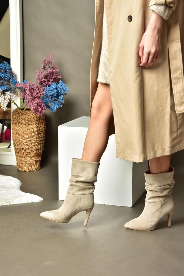 R404020302 Bézs velúr vékony sarkú, összegyűjtött női csizma - 1