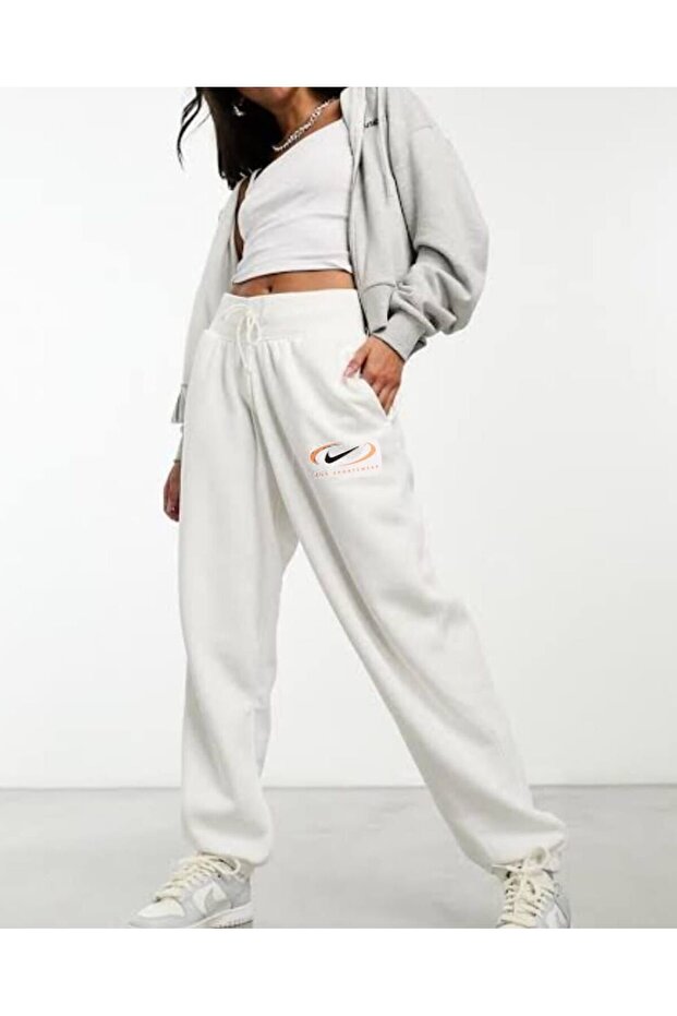 بنطال رياضي كبير الحجم منسوج باللون الأبيض من Nike Swoosh