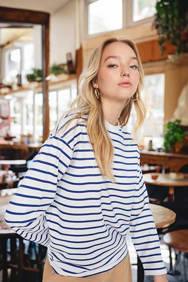 Beyaz Çizgili Oversize/Geniş Kesim Bisiklet Yaka İnce Örme Sweatshirt TWOAW23SW00326 - 2