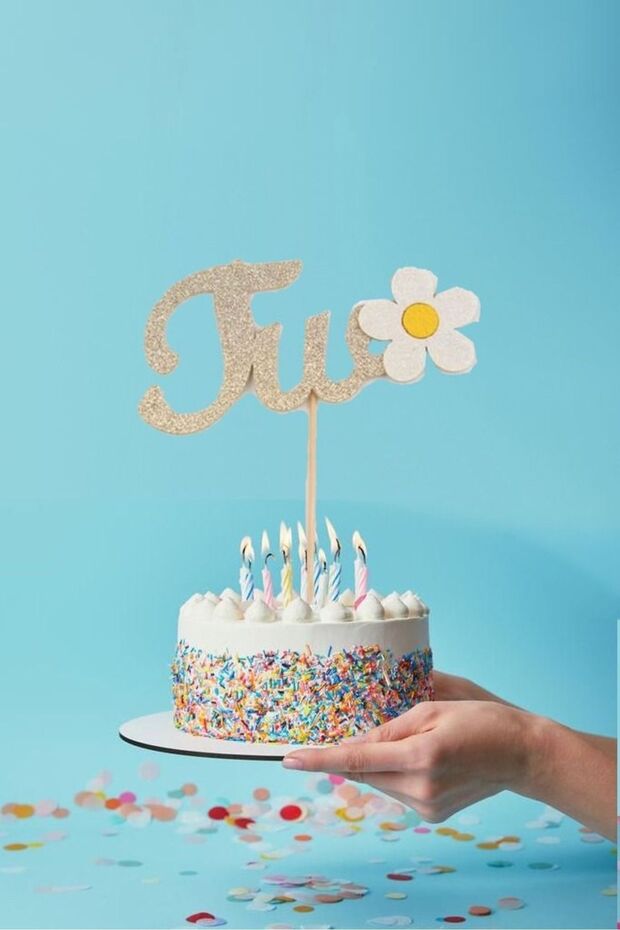 Cake Decoration with Two Daisies