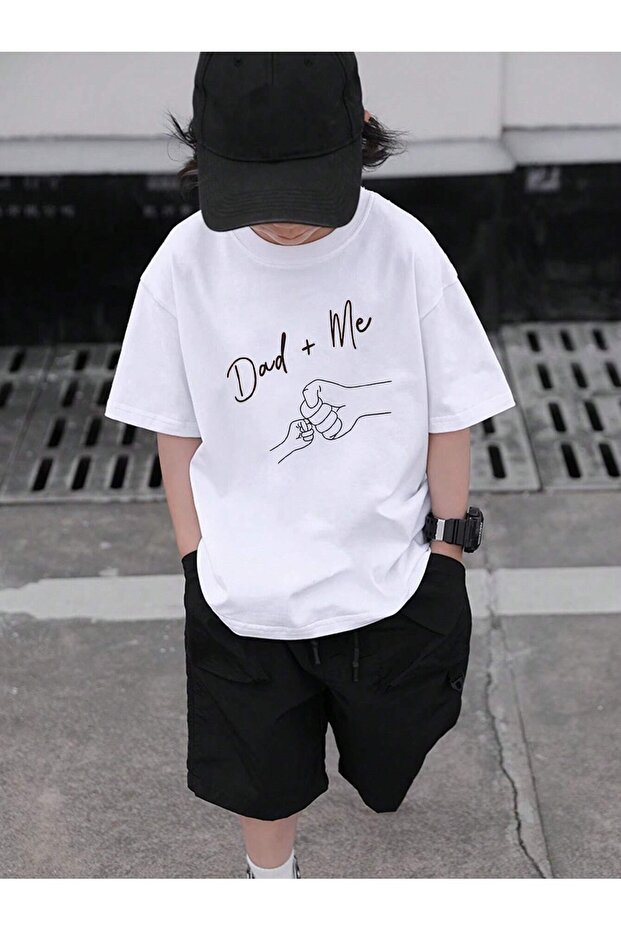طقم تيشيرت وشورت أبيض مطبوع عليه Dad And Me للأولاد