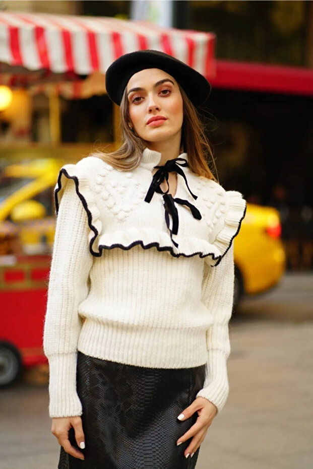 Cremefarbener Strickpullover mit Rüschen - 2