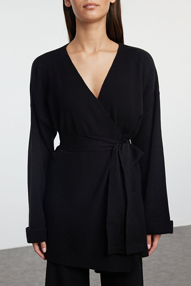 Czarny komplet dzianinowy góra-dół z paskiem o długości midi TWOAW25AU00027 - 3