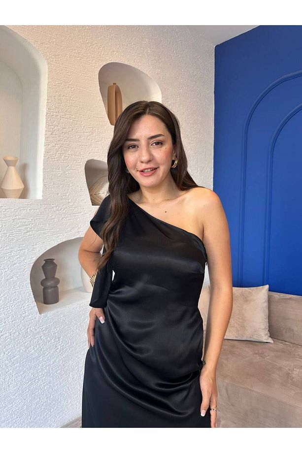 Siyah Tek Kol Detaylı Saten Elbise - 2
