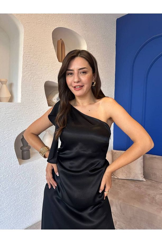 Siyah Tek Kol Detaylı Saten Elbise - 3