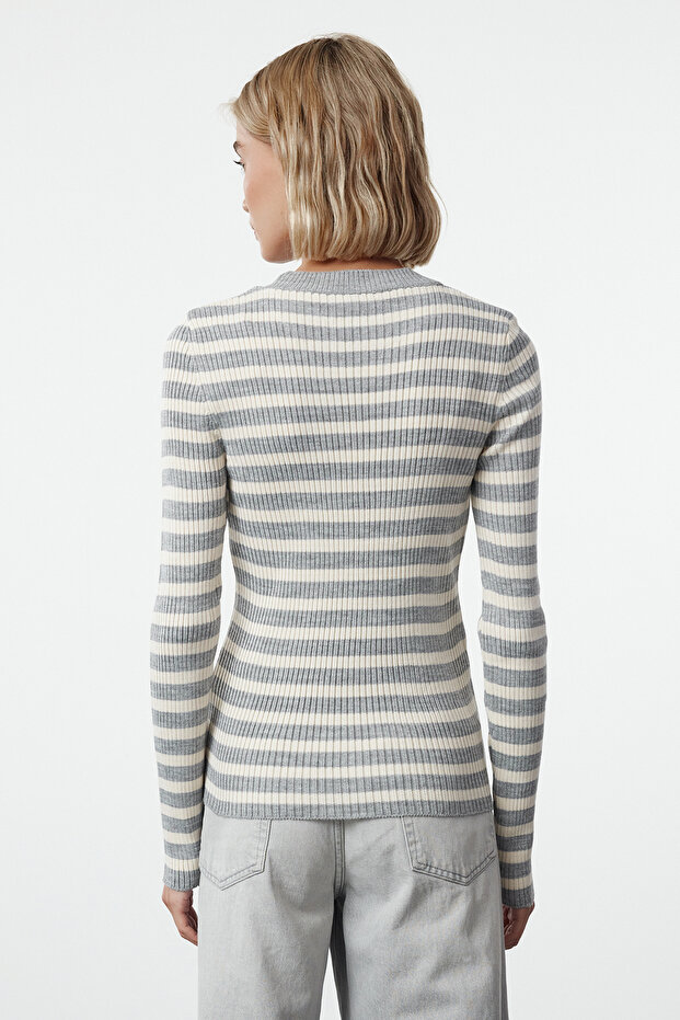 Grauer Basic-Strickpullover mit Streifen TWOAW21KZ0942 - 5