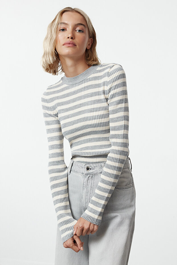 Grauer Basic-Strickpullover mit Streifen TWOAW21KZ0942 - 1