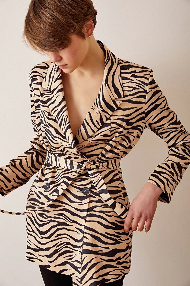 سترة بليزر بحزام وأزرار - 4