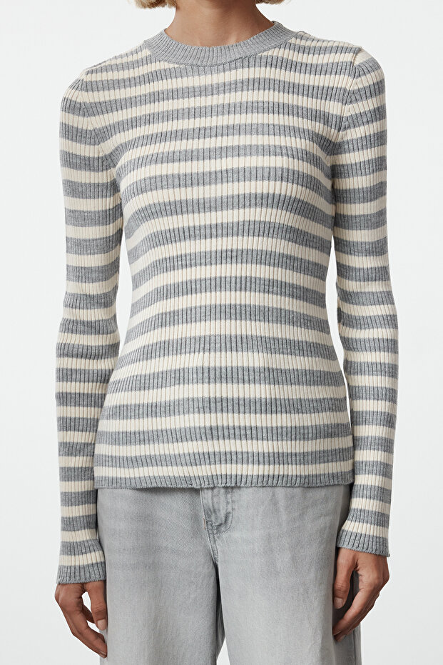 Grauer Basic-Strickpullover mit Streifen TWOAW21KZ0942 - 4