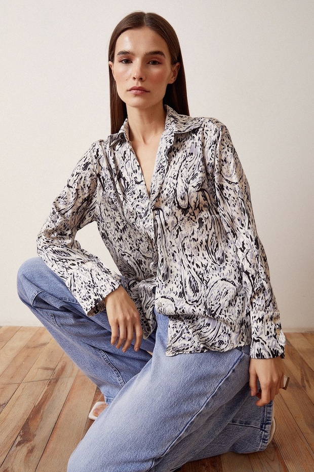 قميص ساتان منقوش برقبة على شكل حرف V - 6