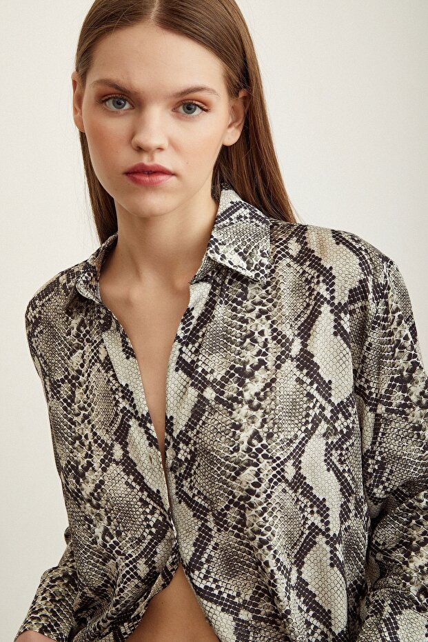 قميص من الساتان بنمط الثعبان - 6