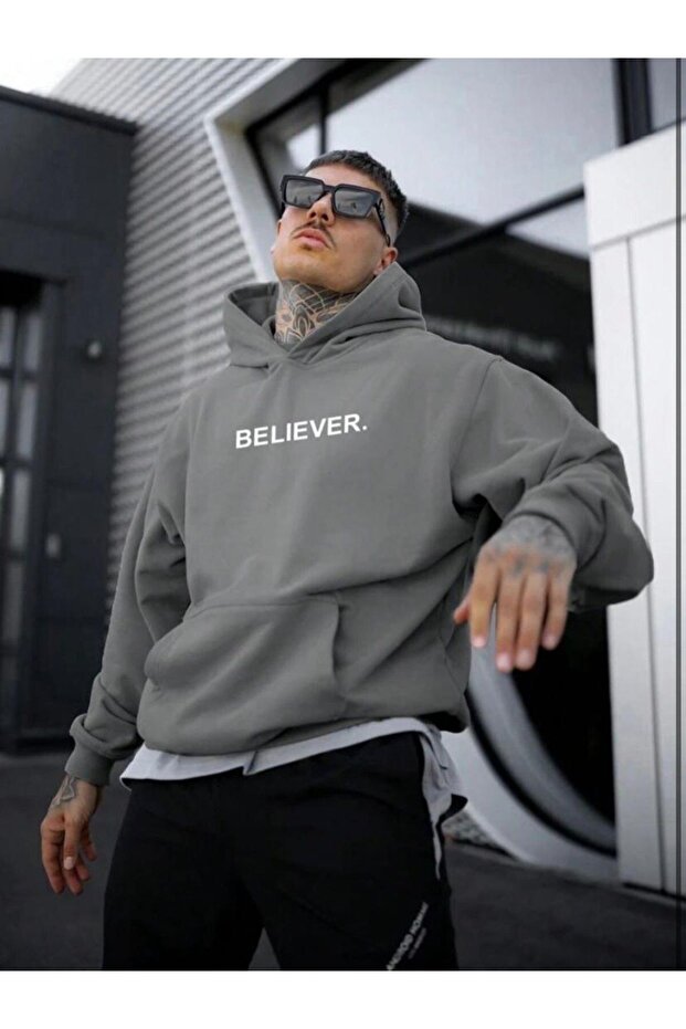 سويت شيرت بقلنسوة مطبوع عليه Believer باللون الرمادي الدخاني للرجال
