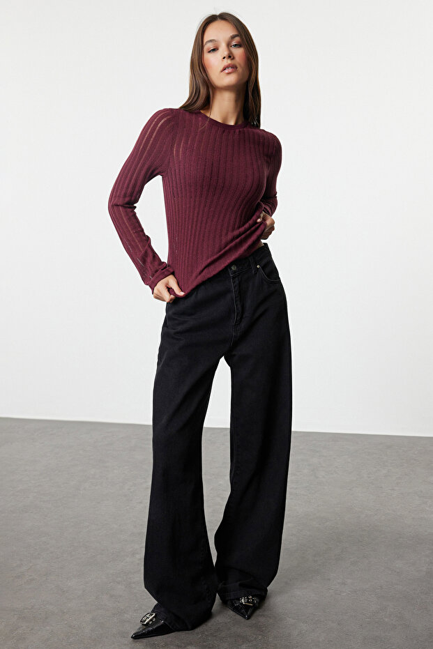 Bluzka z dzianiny w kolorze czerwonego claret z okrągłym dekoltem – regularny krój, przezroczysty design TWOAW24BZ00094 - 2