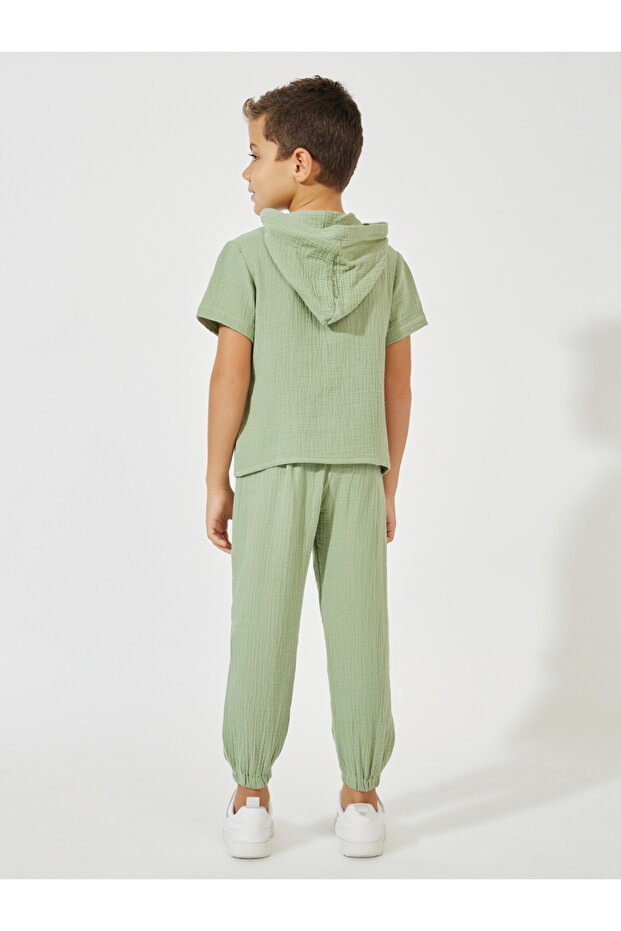 طقم من بلوزة بغطاء رأس وبنطال رياضي من نسيج سادة - 5