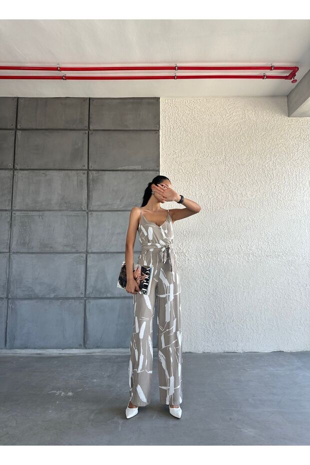 بذلة بحمالات منقوشة برقبة على شكل حرف V - 1