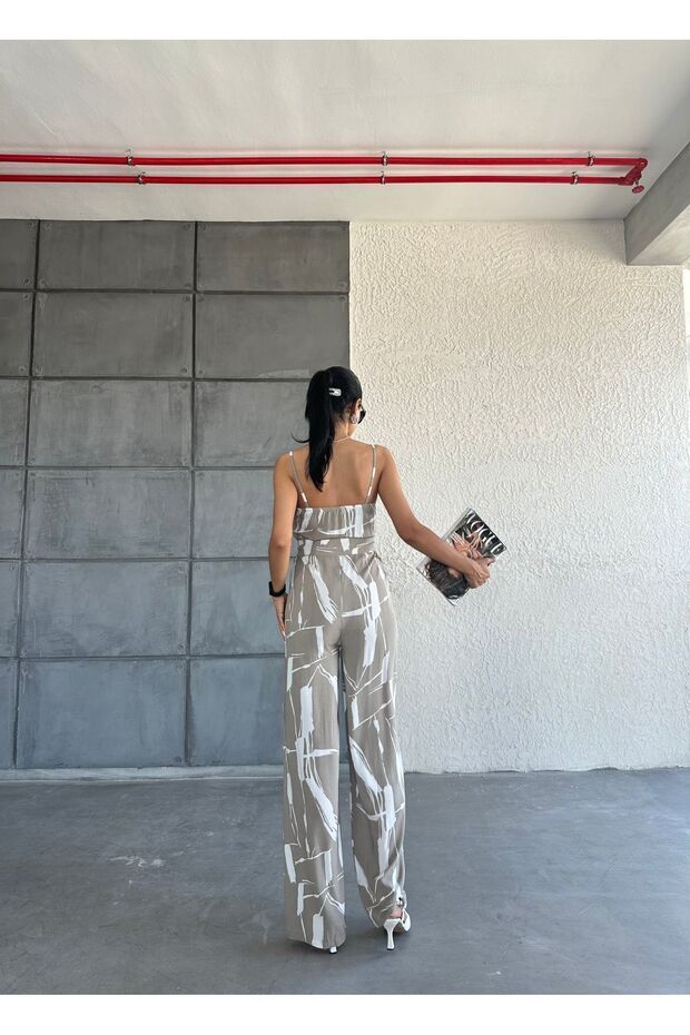 بذلة بحمالات منقوشة برقبة على شكل حرف V - 3