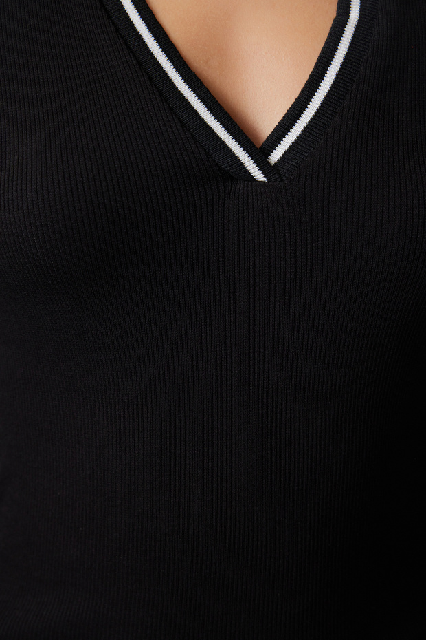 Siyah Triko Yaka Detaylı Fitted/Vücuda Oturan Fitilli Esnek Örme Bluz TWOAW25BZ00121 - 4