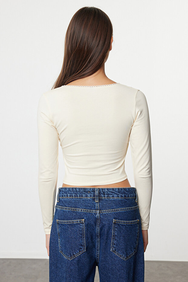 Ekru Derin Kruvaze Yaka Dantel Detaylı Uzun Kol Crop Pamuklu Esnek Örme Bluz TWOAW24BZ00291 - 5