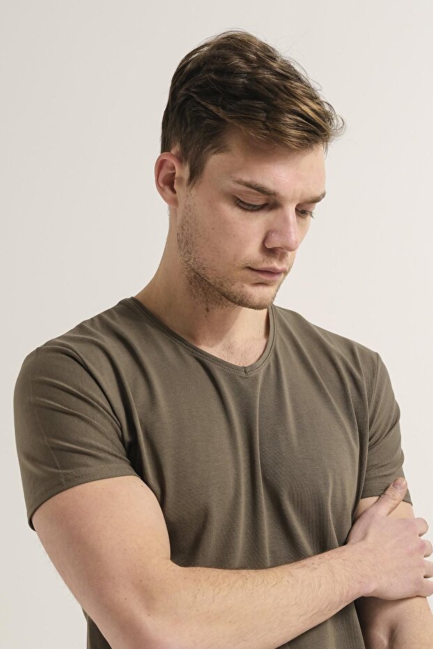 تي شيرت رايلي بياقة على شكل حرف V بقصة ضيقة للرجال - 2