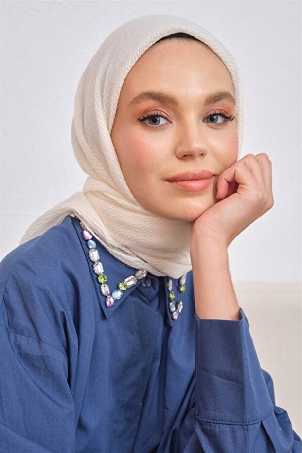 وشاح مونسكرافس ميو كاز باللون الأبيض