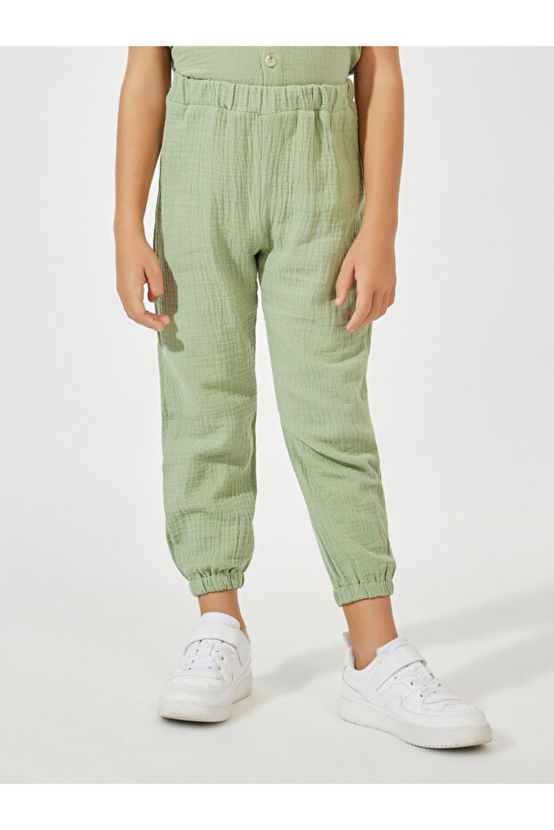 طقم من بلوزة بغطاء رأس وبنطال رياضي من نسيج سادة - 6