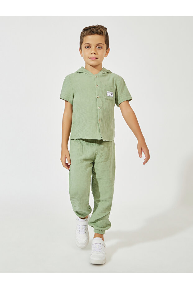 طقم من بلوزة بغطاء رأس وبنطال رياضي من نسيج سادة - 2