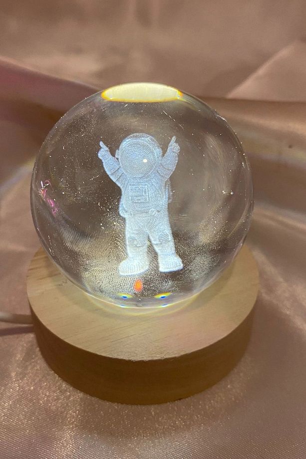 3D Led Işık Cam Küre Tek Renk Günışığı Ahşap Astronot  7 cm - 1
