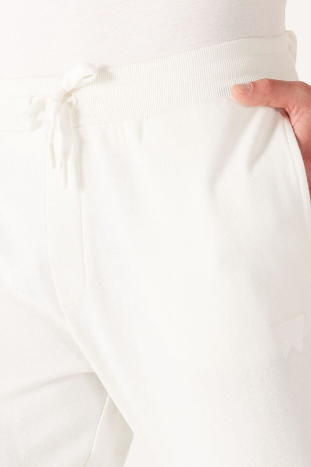 بنطال رياضي بقصة عادية باللون الأبيض الفاتح - قصة عادية - 4
