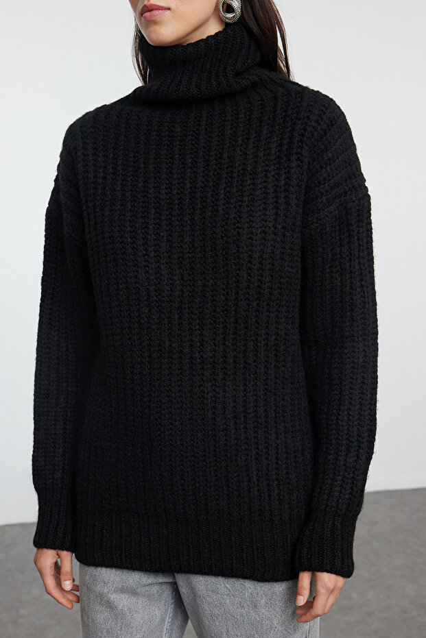 Schwarzer, weit geschnittener, weich strukturierter Basic-Strickpullover TWOAW25KZ00057 - 3