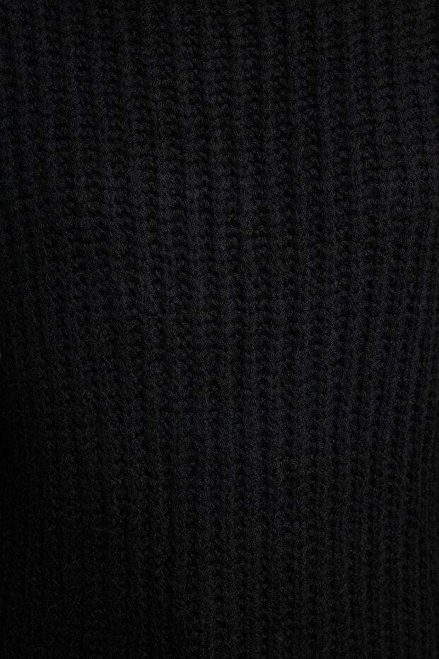 Schwarzer, weit geschnittener, weich strukturierter Basic-Strickpullover TWOAW25KZ00057 - 4