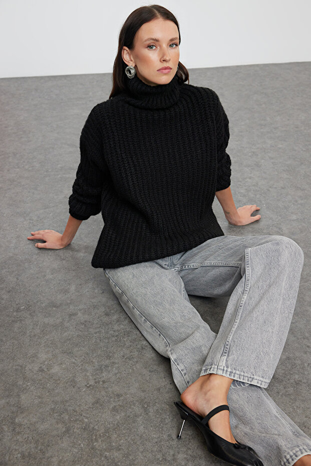 Schwarzer, weit geschnittener, weich strukturierter Basic-Strickpullover TWOAW25KZ00057 - 1