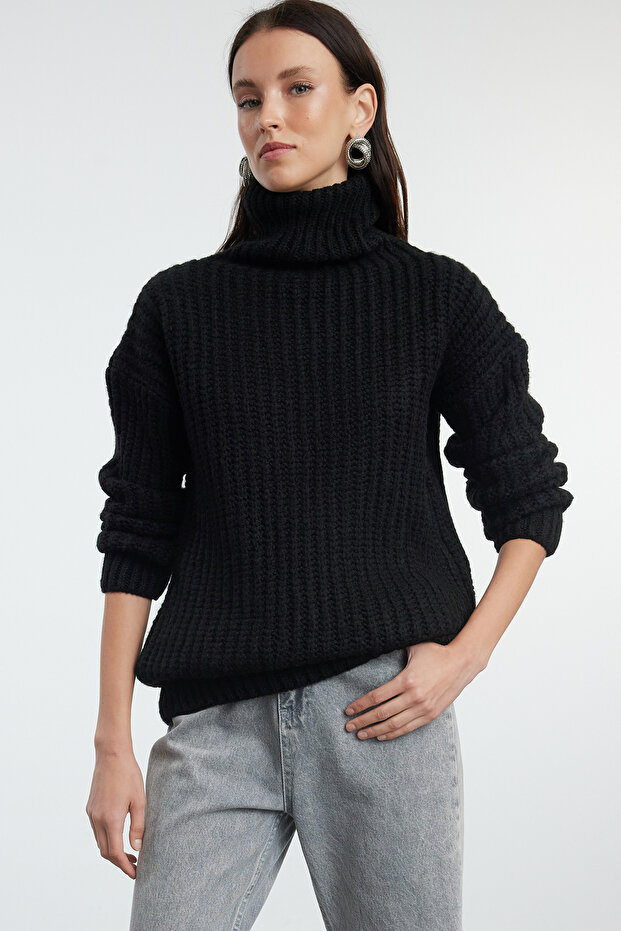 Schwarzer, weit geschnittener, weich strukturierter Basic-Strickpullover TWOAW25KZ00057 - 2