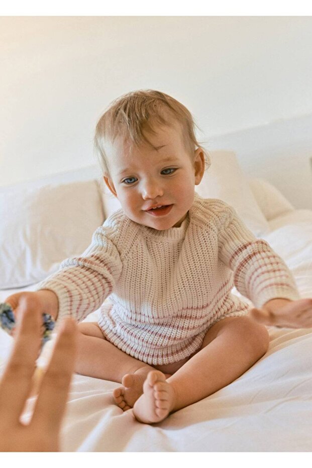 Gestreifter Strickpullover - 5