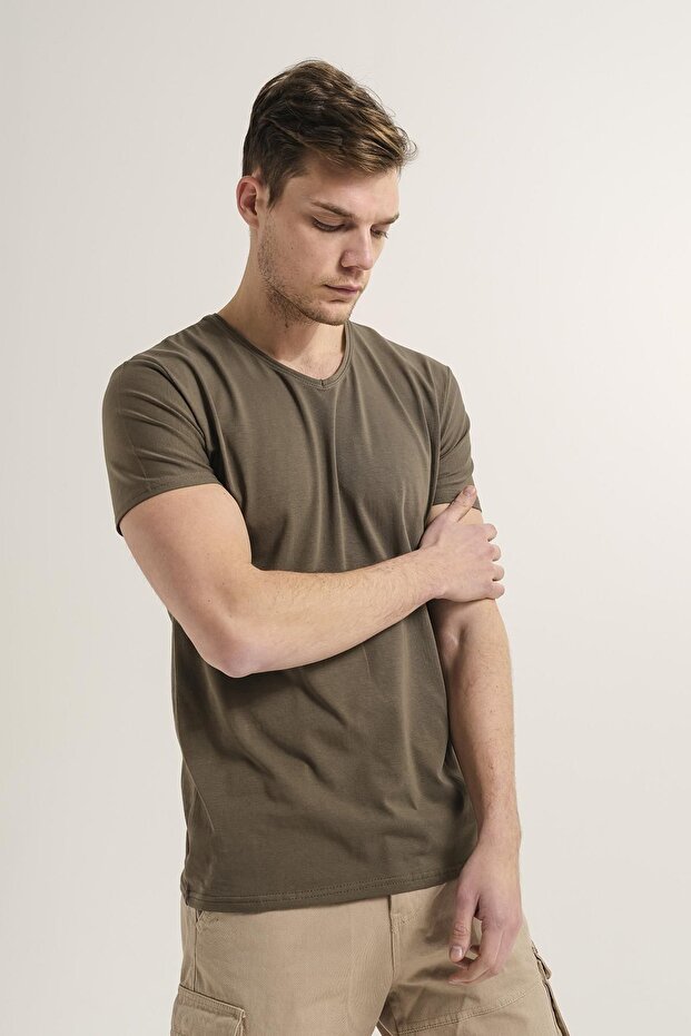 تي شيرت رايلي بياقة على شكل حرف V بقصة ضيقة للرجال - 3