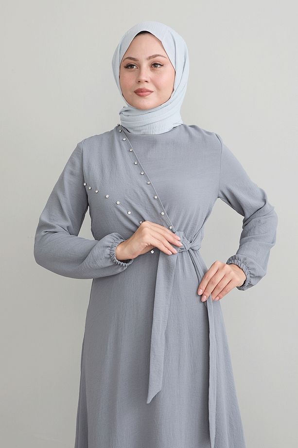 İncili Önü Bağlamalı Gri Ayrobin Elbise - 3