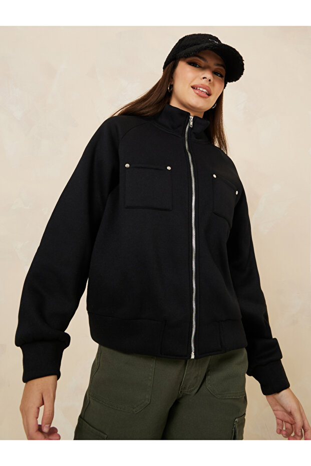 سترة بومبر كبيرة الحجم ذات رقبة عالية وتفاصيل أزرار - 4