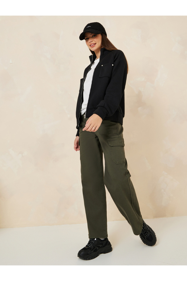 سترة بومبر كبيرة الحجم ذات رقبة عالية وتفاصيل أزرار - 2