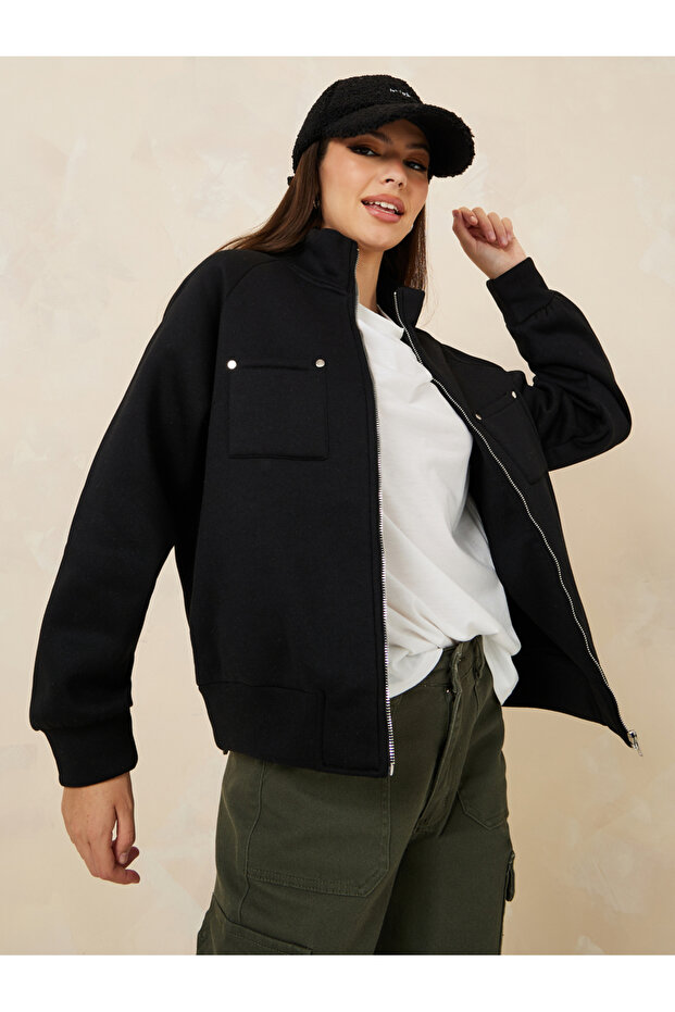 سترة بومبر كبيرة الحجم ذات رقبة عالية وتفاصيل أزرار - 3