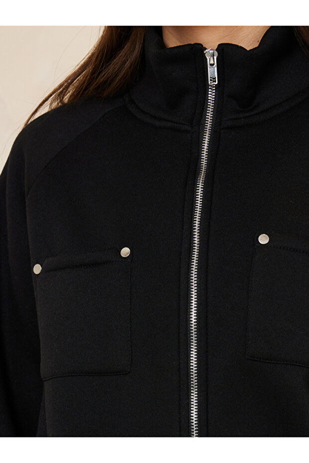 سترة بومبر كبيرة الحجم ذات رقبة عالية وتفاصيل أزرار - 5