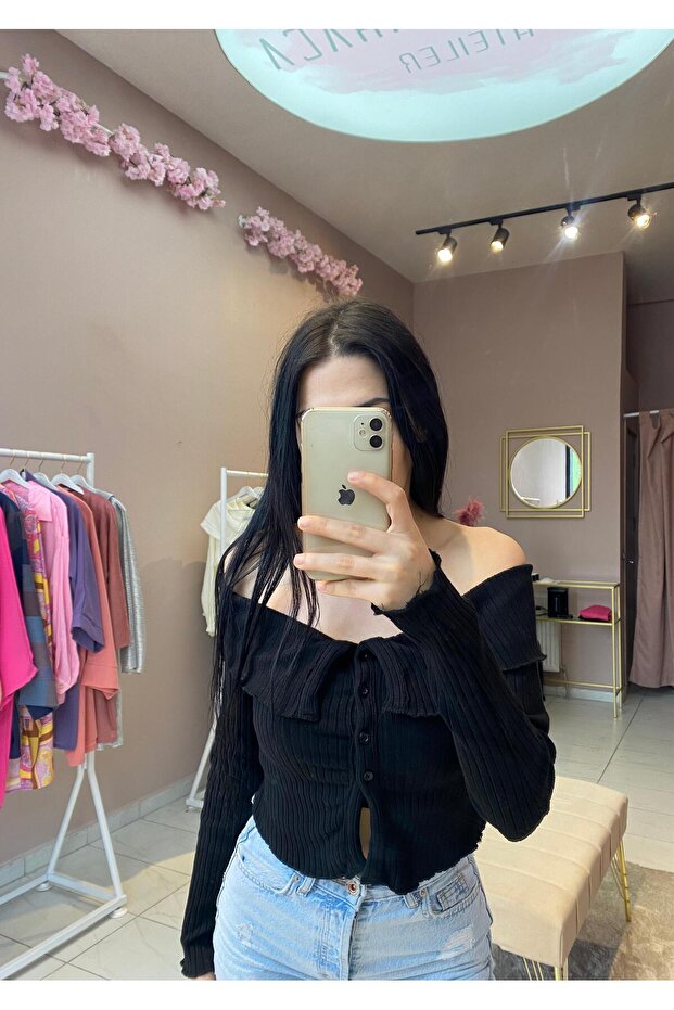 Madonna Yaka Crop - 1