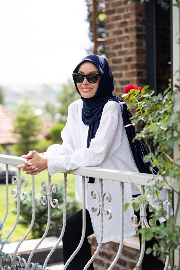 وشاح شال عملي جاهز من القطن باللون الأزرق الداكن