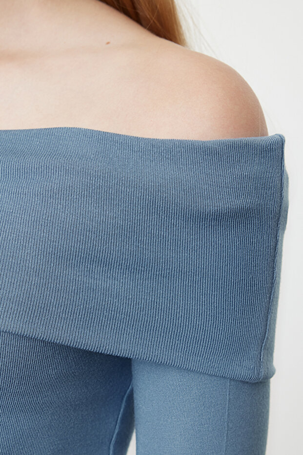 Indigo Carmen Yaka Crop/Kısa Esnek Örme Bluz TWOAW25BZ00008 - 4