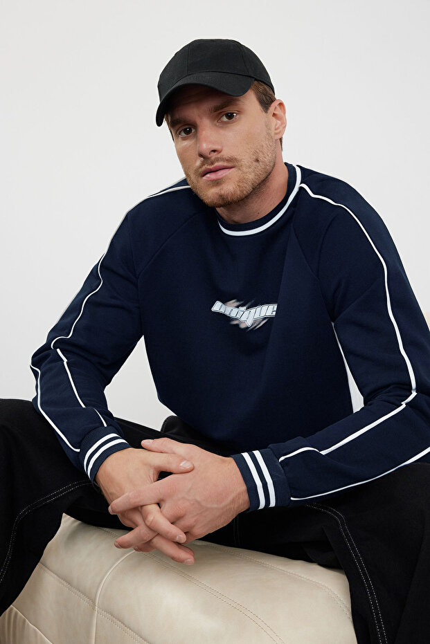 Lacivert Oversize/Geniş Kesim Baskılı Biye Detaylı Kolej Şardonsuz Sweatshirt TMNAW25SW00145 - 1
