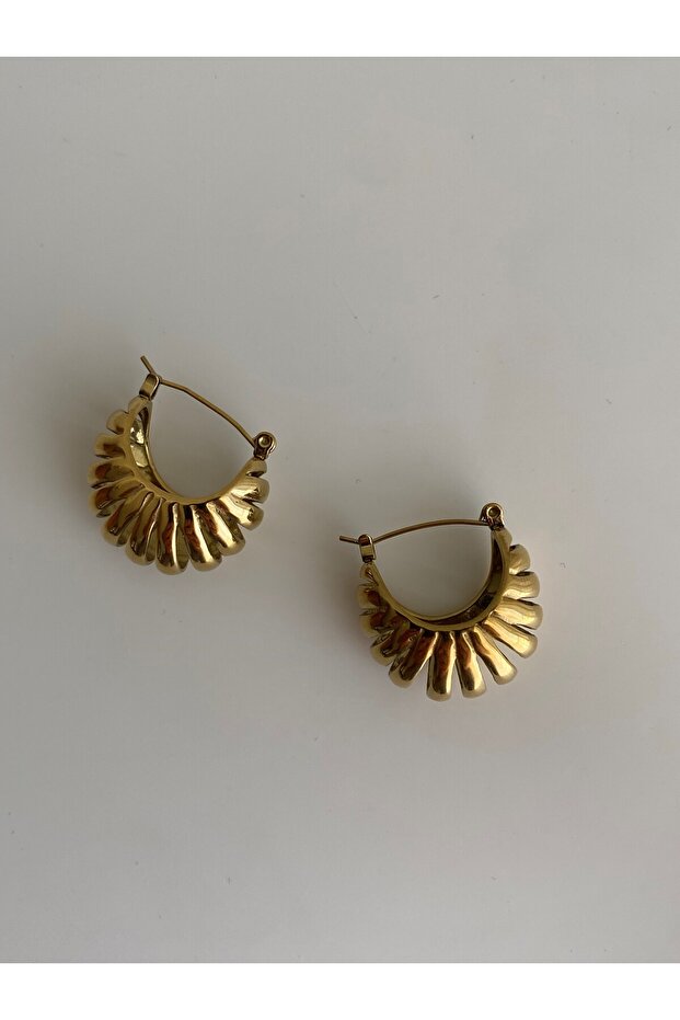 Bronte Vintage Earrings - Steel Gold, No Darkening Model
