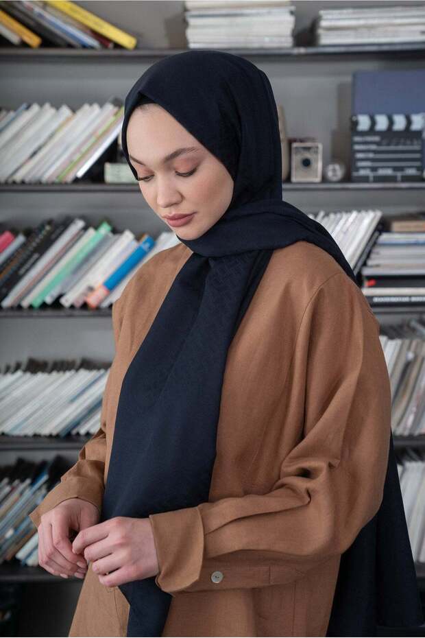 شال جاكار منقوش هندسي باللون الأزرق الداكن - 3