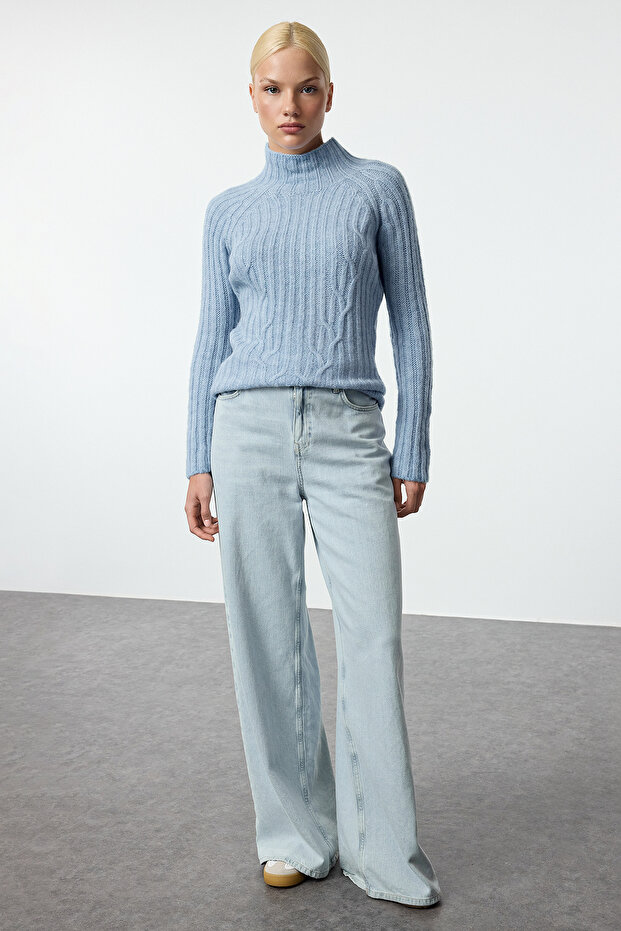 Miękki sweter z dzianiny - kołnierz stójka, dzianinowe detale, bezszwowe - niebieski Twoaw25Kz00049 - 2