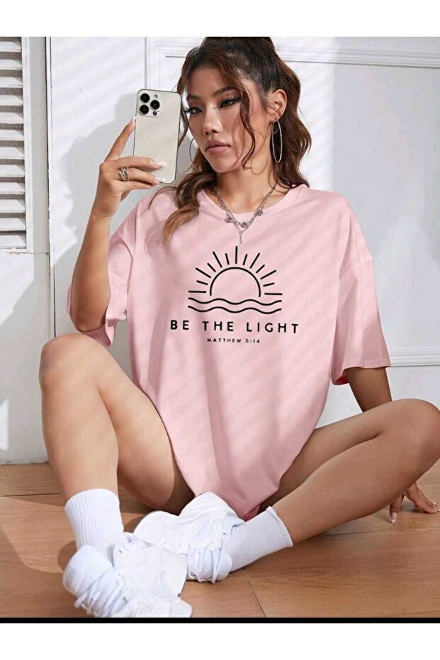 تي شيرت BE THE LIGHT مطبوع للجنسين مقاس كبير - كاجوال