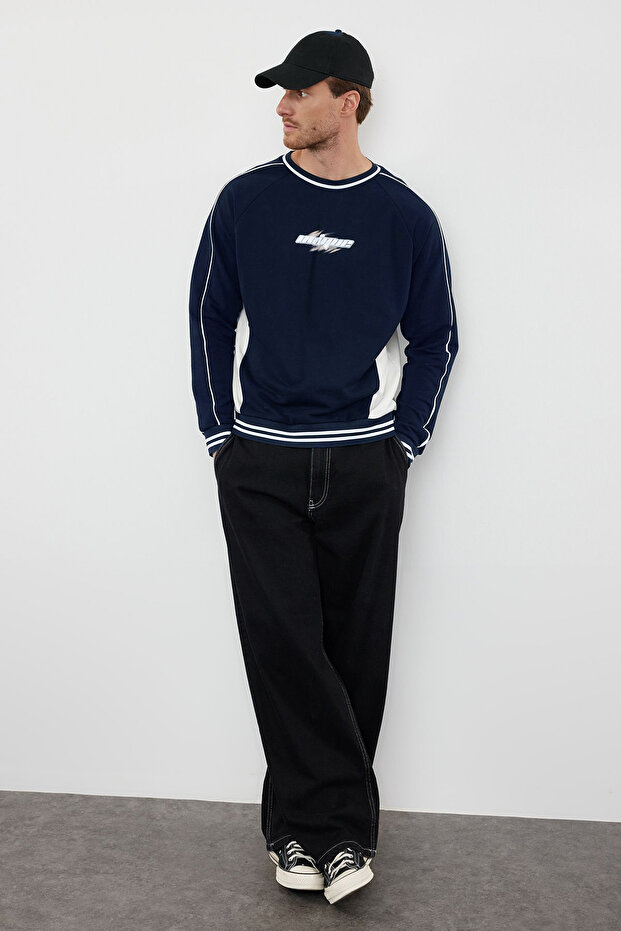 Lacivert Oversize/Geniş Kesim Baskılı Biye Detaylı Kolej Şardonsuz Sweatshirt TMNAW25SW00145 - 2